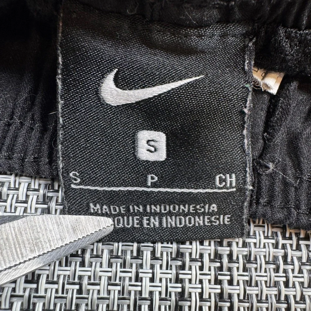 Nike Core Volley Swim Trunks Mens Small Black Mesh Lined Elastic Waist 7 Shorts